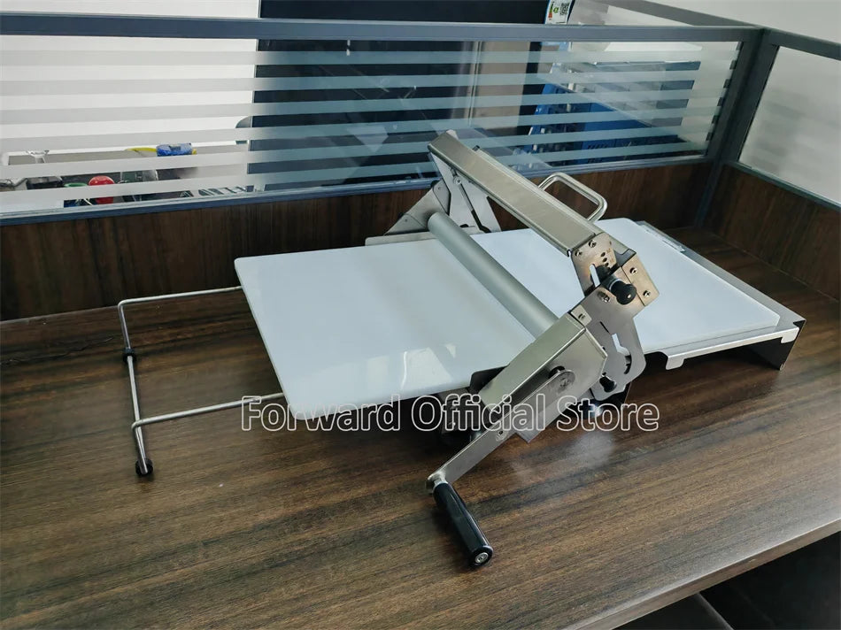 A Mini Pastry Portable Small Table Top Hand Manual Pizza Dough Sheeter Roller Croissant dough Flattener Laminator Machine