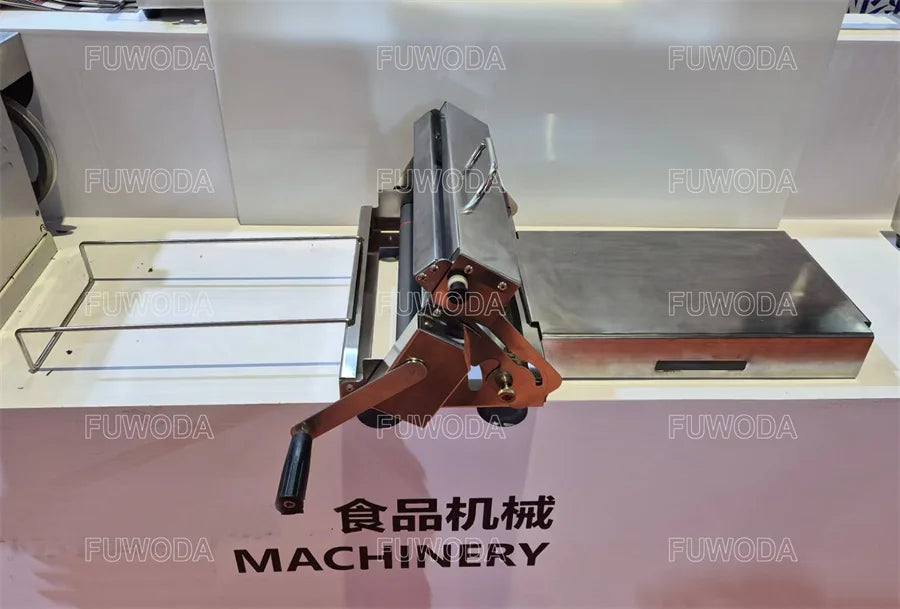 A Mini Pastry Portable Small Table Top Hand Manual Pizza Dough Sheeter Roller Croissant dough Flattener Laminator Machine