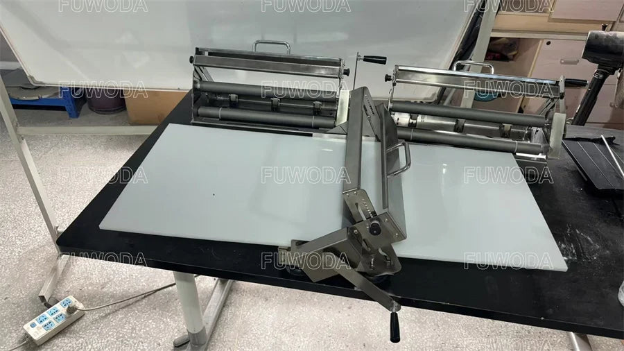 A Mini Pastry Portable Small Table Top Hand Manual Pizza Dough Sheeter Roller Croissant dough Flattener Laminator Machine