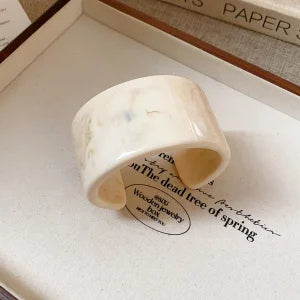 Wide Geometric Smuding Acrylic Bangles for Women Europe and America Vintage Resin Cuff Bracelets Chunky Wristband Hand Accessory