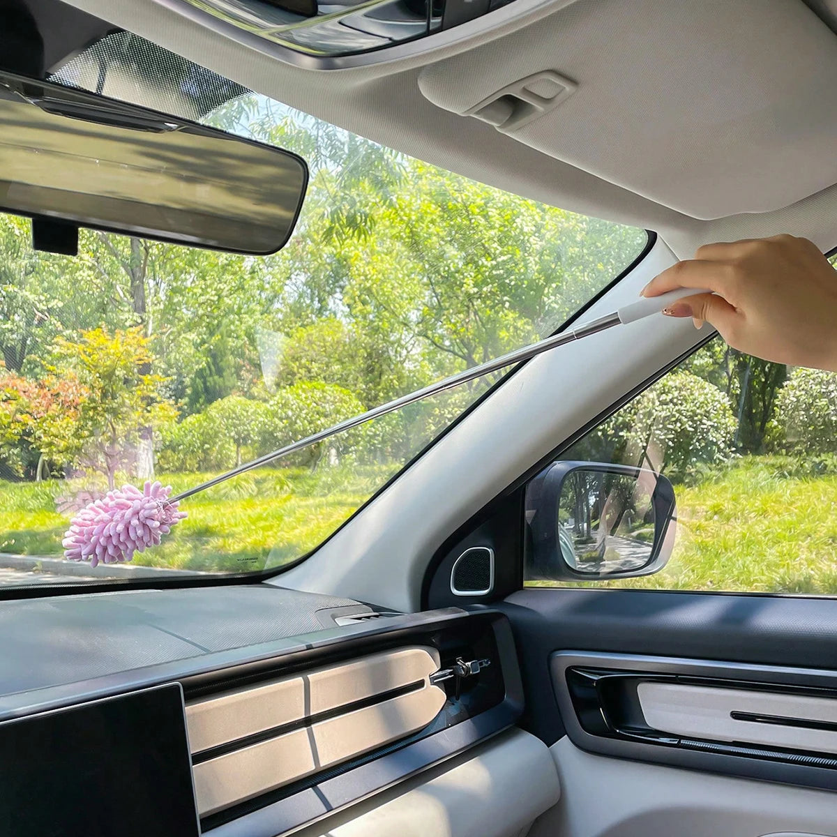 1 retractable anti-static dust brush, used for car cleaning, can clean car dust, windshield cleaning tool