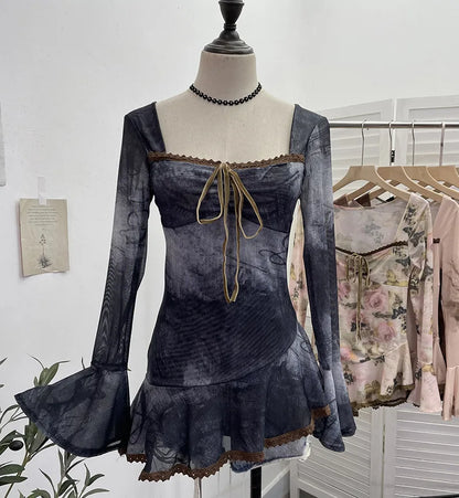 Women‘s Retro Chic French Square Neck Lace-Up Bell Long Sleeve Top Personalized Smudged Print Irregular Hem Sweety Shirt 9980