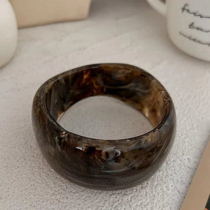 Wide Geometric Smuding Acrylic Bangles for Women Europe and America Vintage Resin Cuff Bracelets Chunky Wristband Hand Accessory